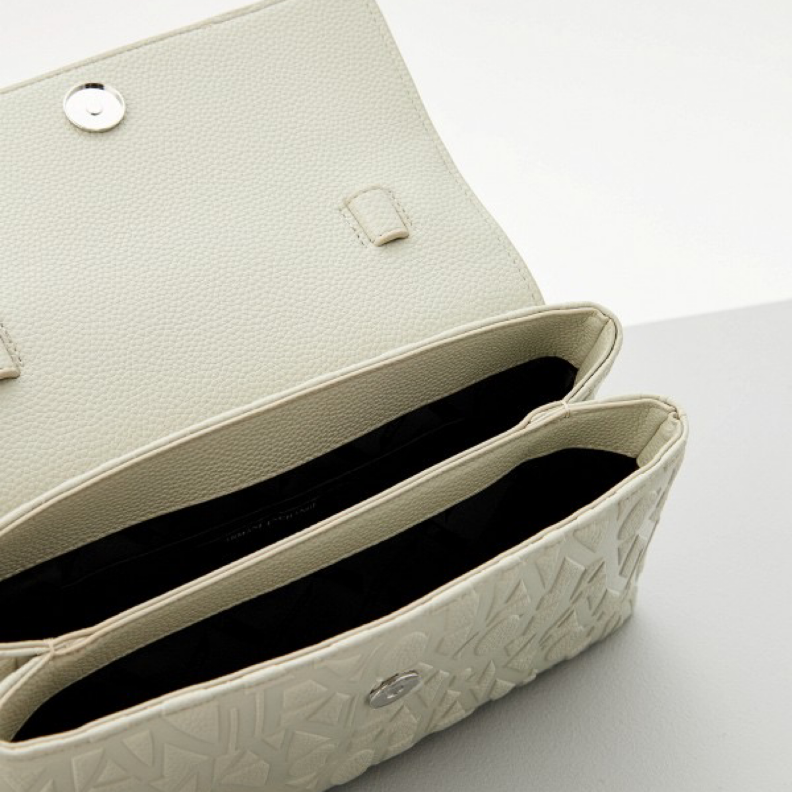 Дамска чанта Armani Exchange Women Shoulder Bag XW001223 AF15774 U6275 Inside View
