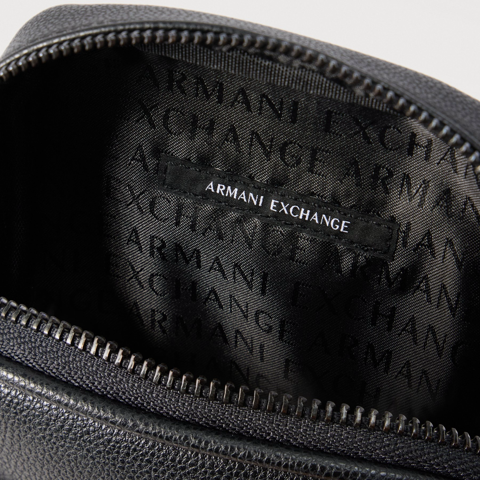 Мъжка чанта Armani Exchange Men Waist Bag XM002587 AF22651 UC001 Inside View