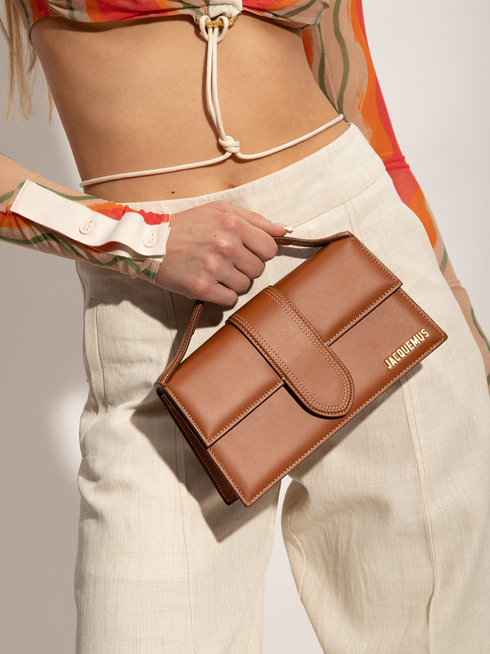Дамска чанта Women’s handbag JACQUEMUS 213BA0073072811 Le Grand Bambino Brown lifestyle view