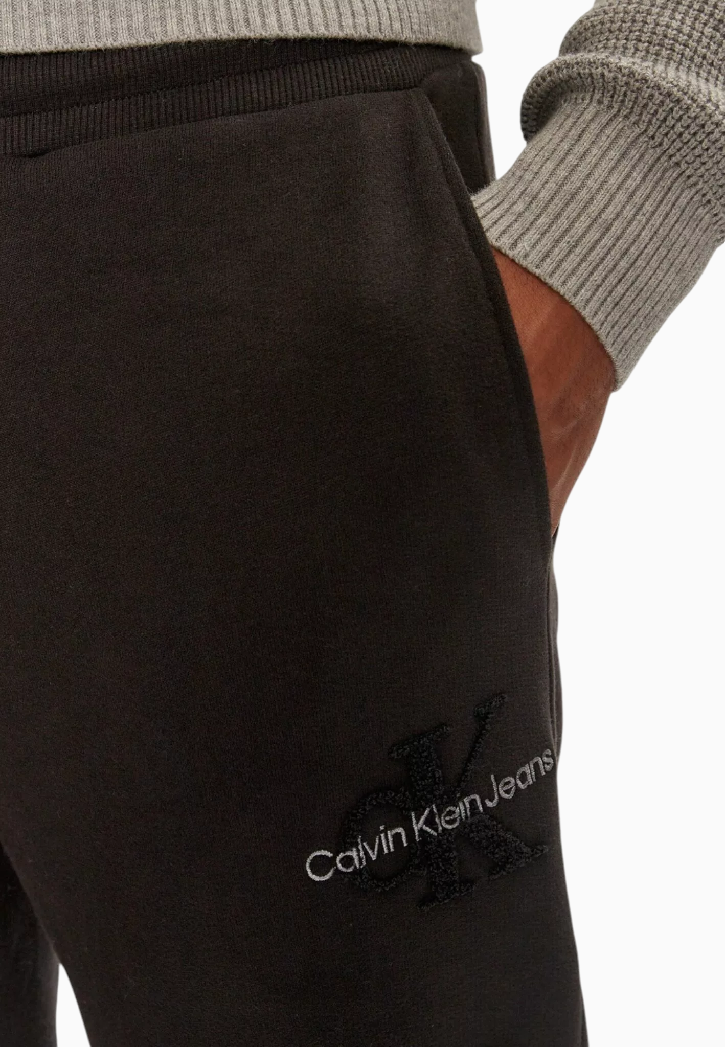 Мъжко черно спортно долнище Calvin Klein Jeans J30J326685