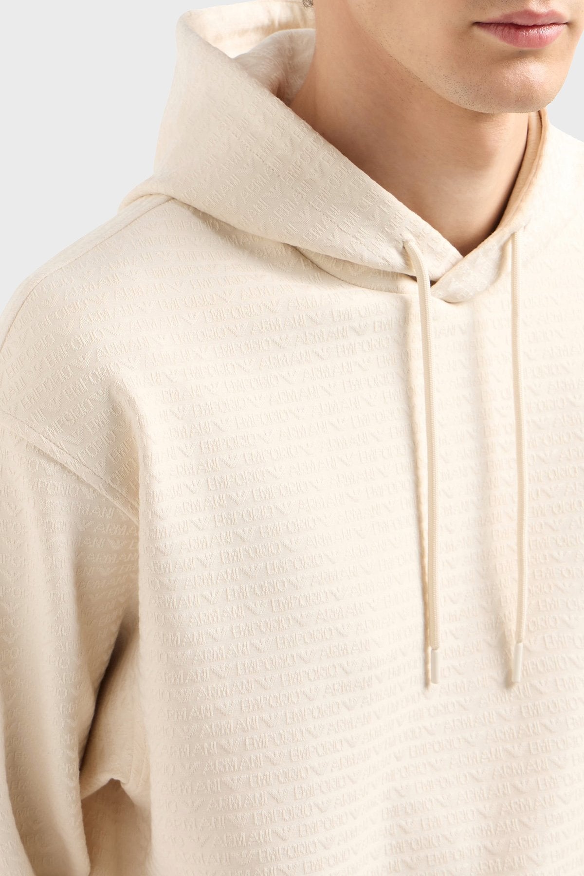 Мъжко екрю худи Emporio Armani Men Sweatshirt EM001007 AF13700 U1088 Close-Up
