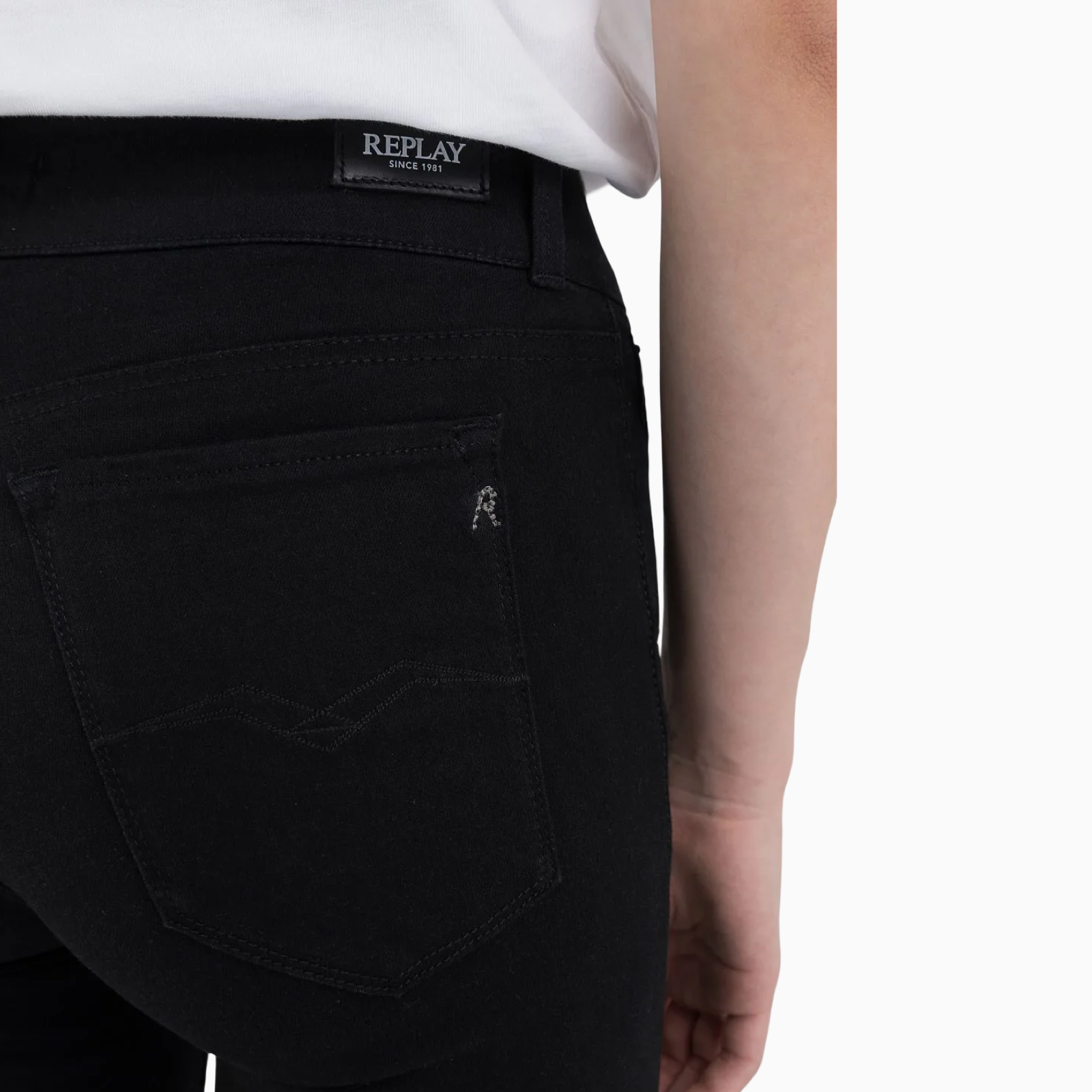 Дамски черни дънки Replay Women Jeans WLW689.000.85B 09 Close-Up