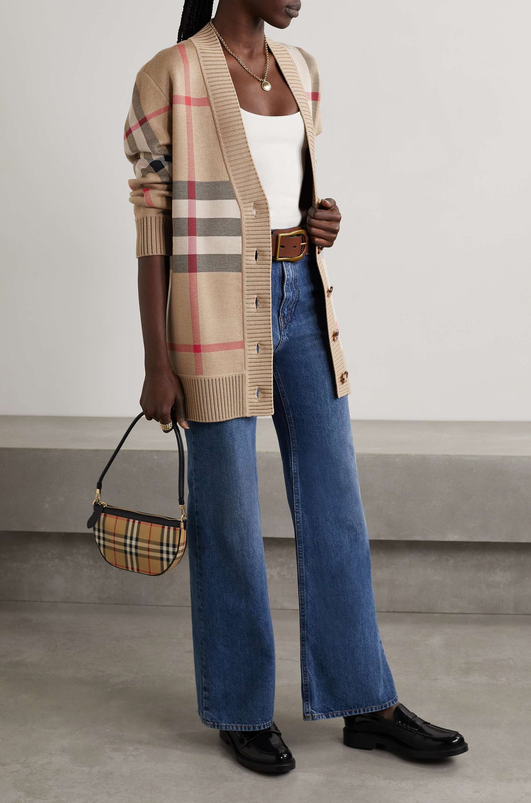 Дамска вълнена жилетка Women’s cardigan Burberry 8039153A7026 lifestyle view