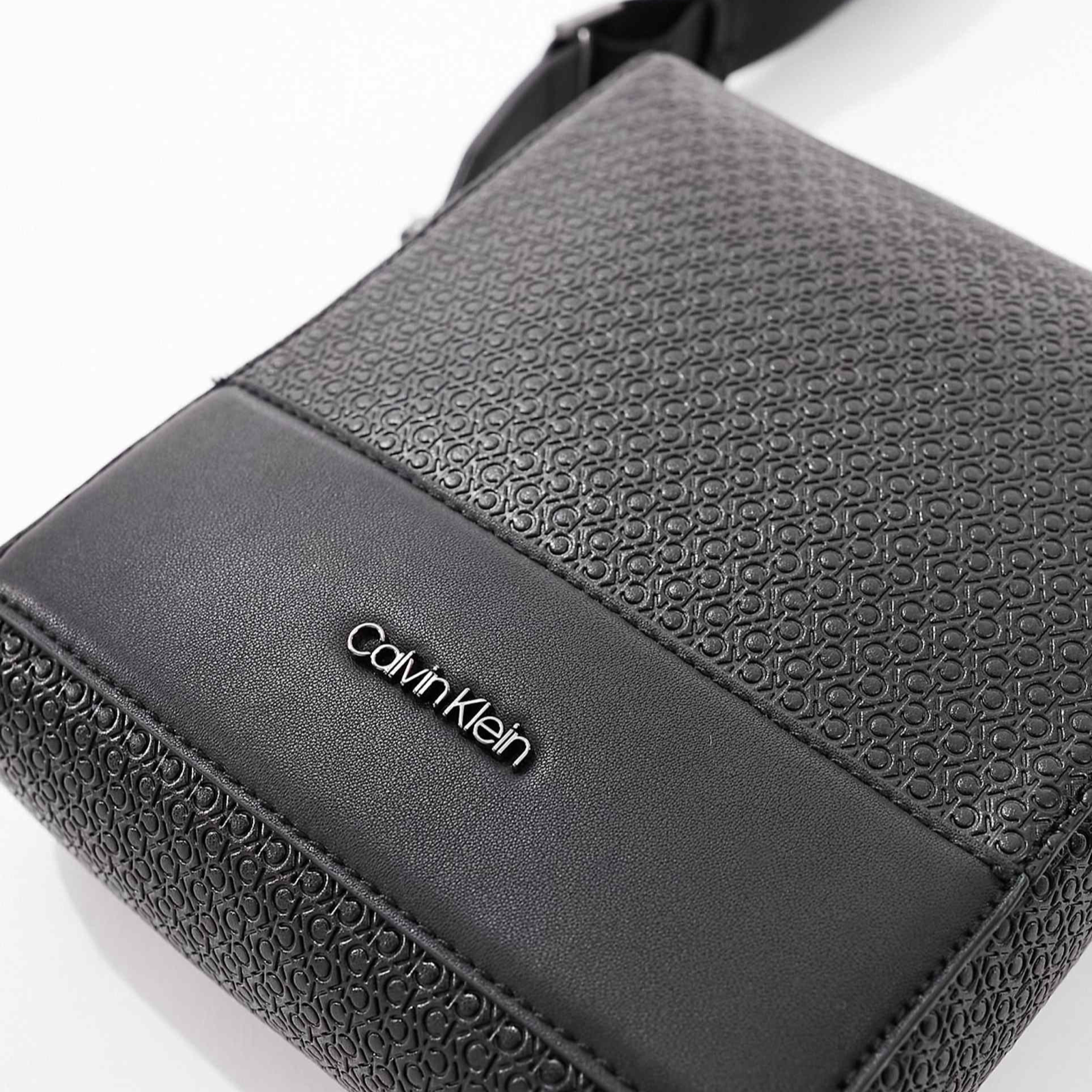 Мъжка чанта Calvin Klein Men Crossody Bag K50K510806 Top View