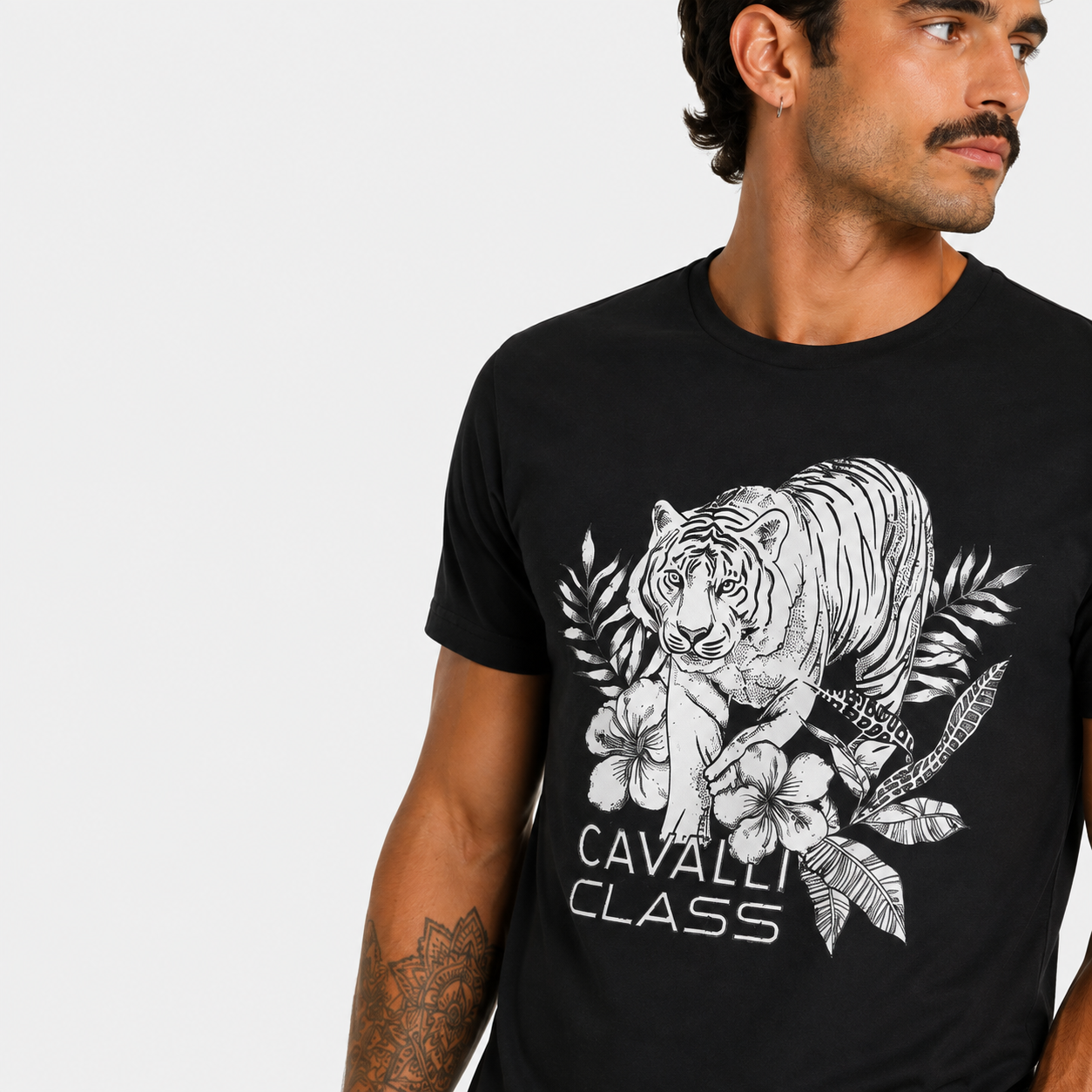 Мъжка черна тениска Cavalli Class Men T-shirt TXT60R JD060 05051 Close-Up