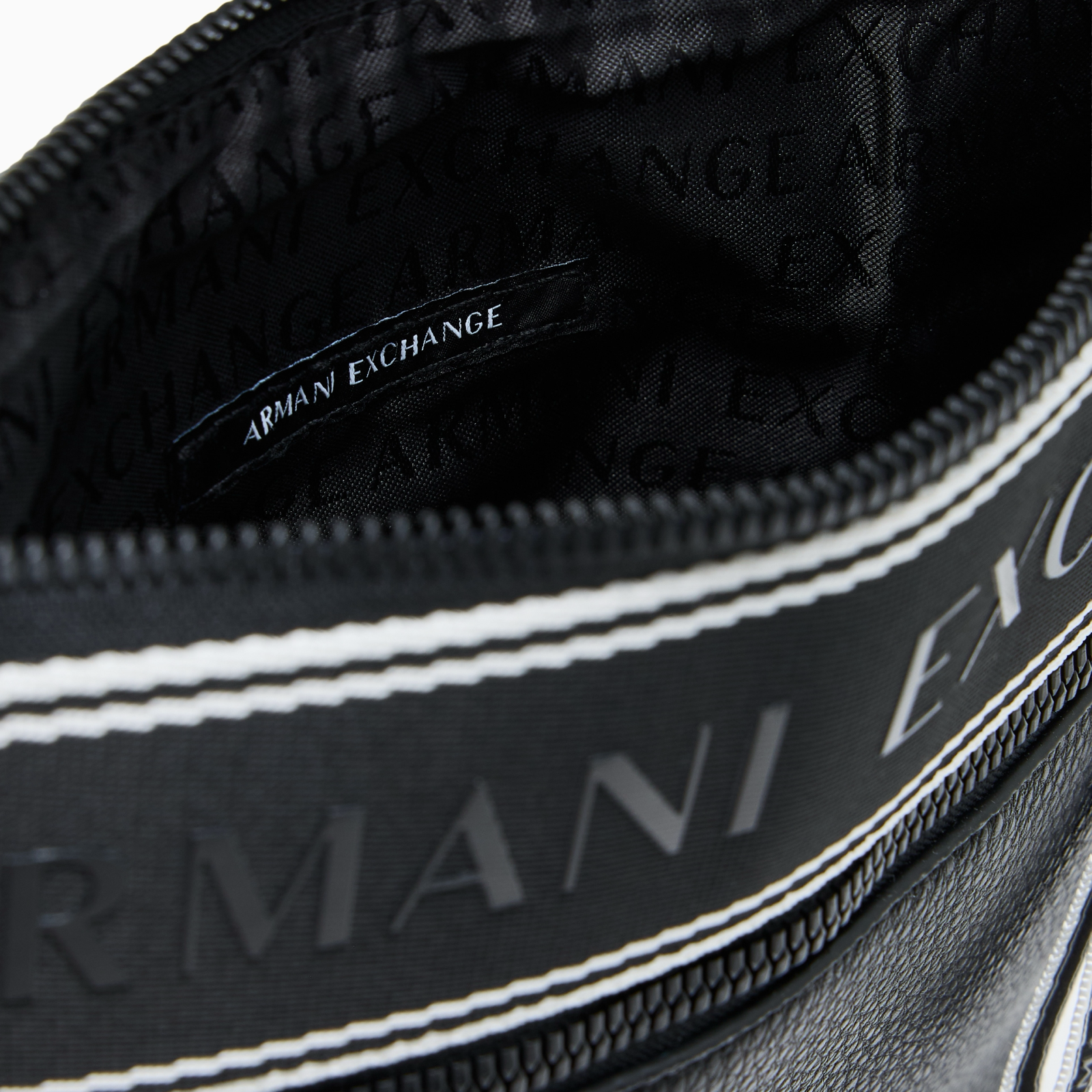Мъжка чанта Armani Exchange Men Bag XM002610 AF22662 Inside View