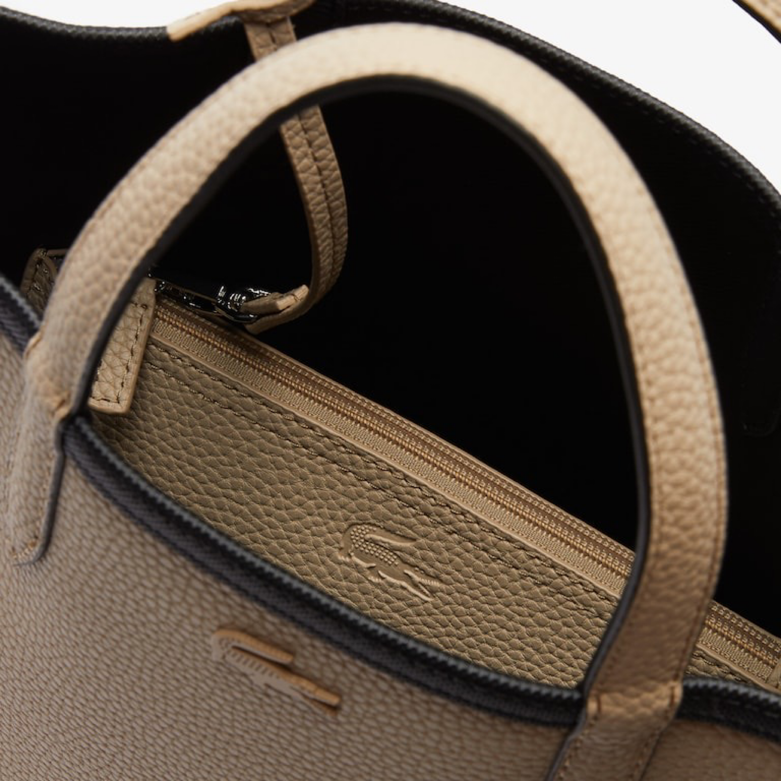 Дамска вертикална чанта Lacoste Vertical Reversible Tote Bag Ana NF2142AA Close-Up