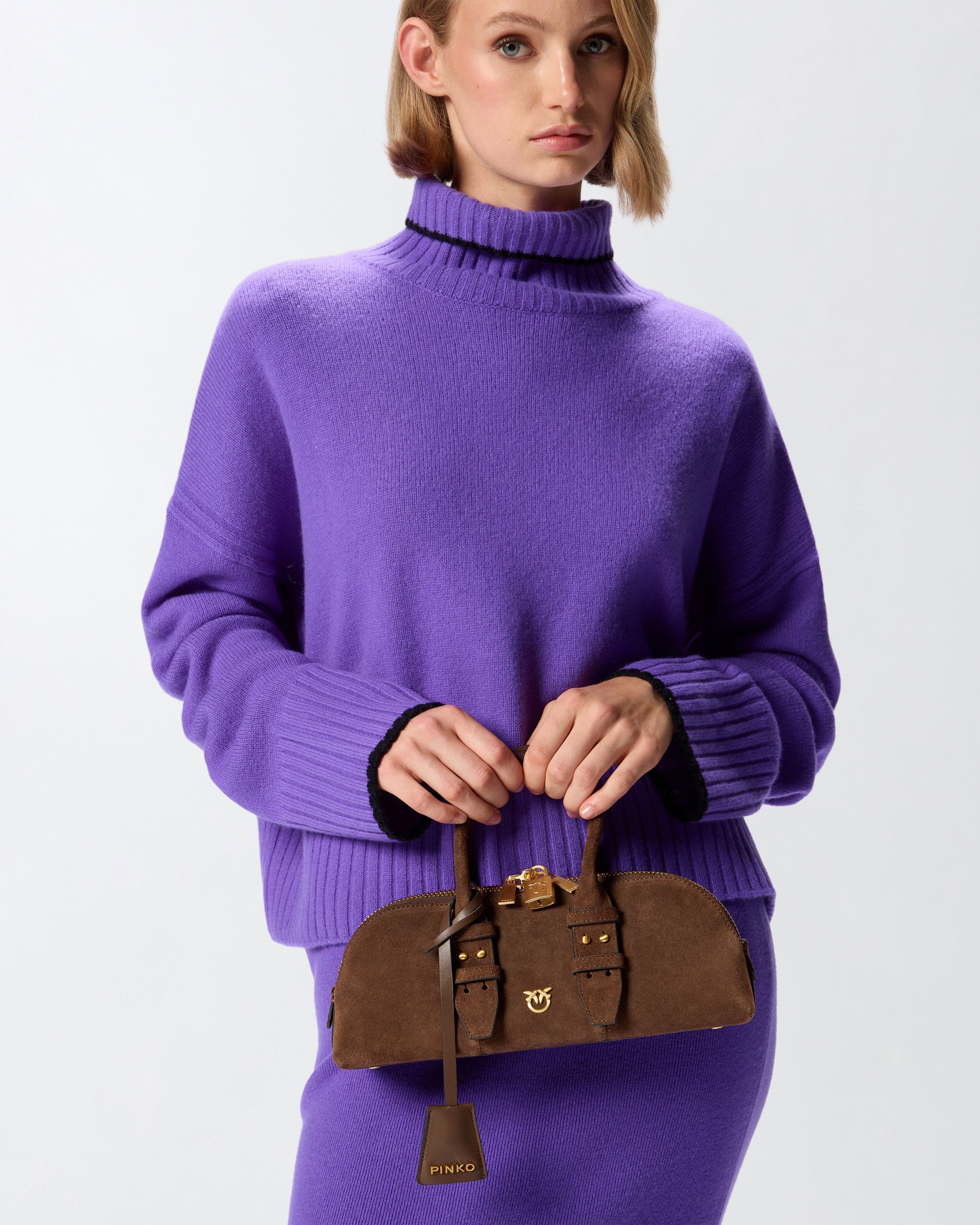 Women’s small baguette escape bag PINKO
105334A2JHL74V Brown lifestyle view 2