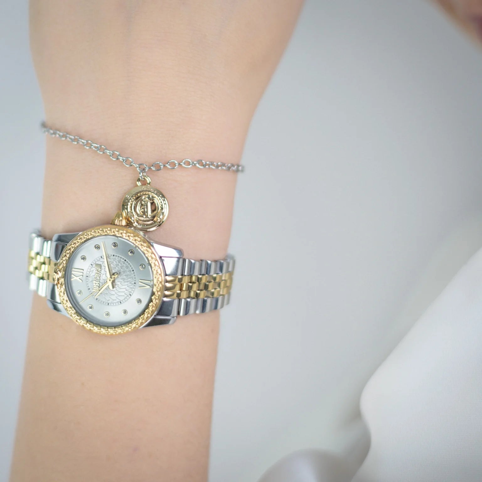 Комплект дамски часовник и гривна Women’s watch Just Cavalli SET Sublime Animalier JC1L360M0075
Two Tones YG Silver