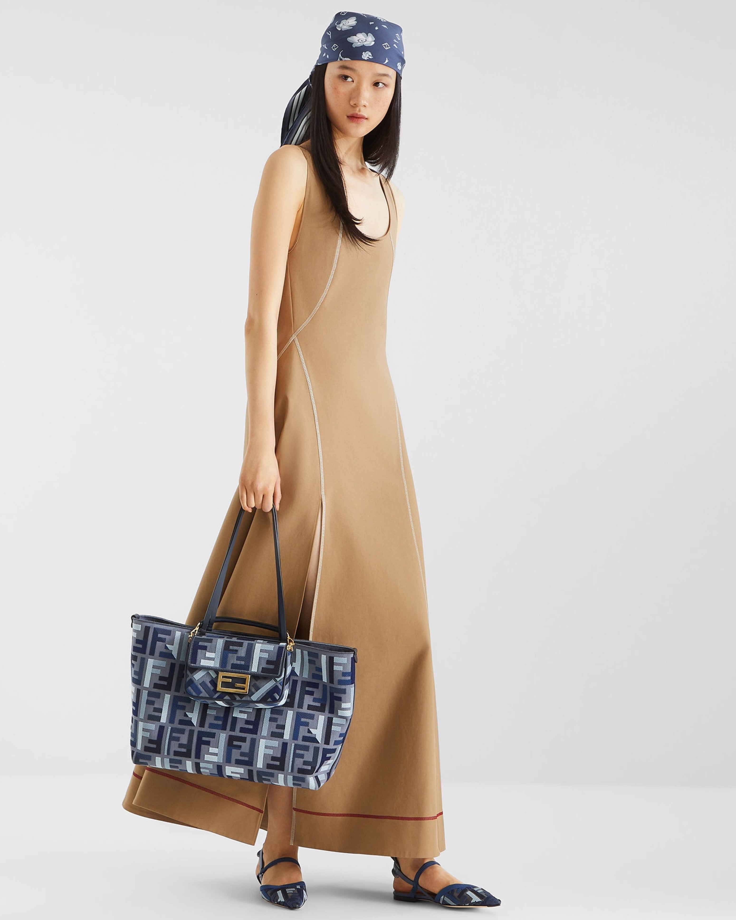 Дамска шопинг чанта Women’s Large Roll Tote Bag FENDI 8BH425AV11F1LAZ lifestyle view
