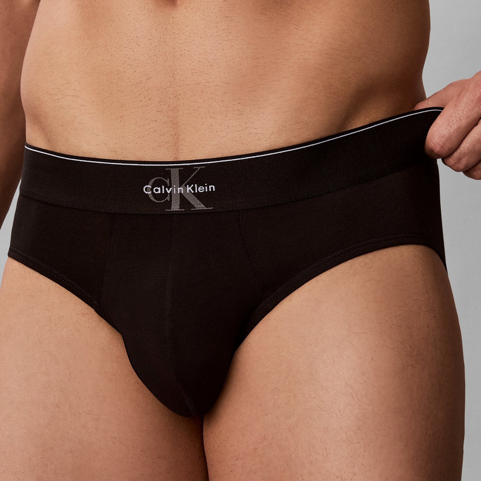 Мъжки слипове Men’s briefs Calvin Klein 3-pack
LV00NB4471 UB1 Black lifestyle front view