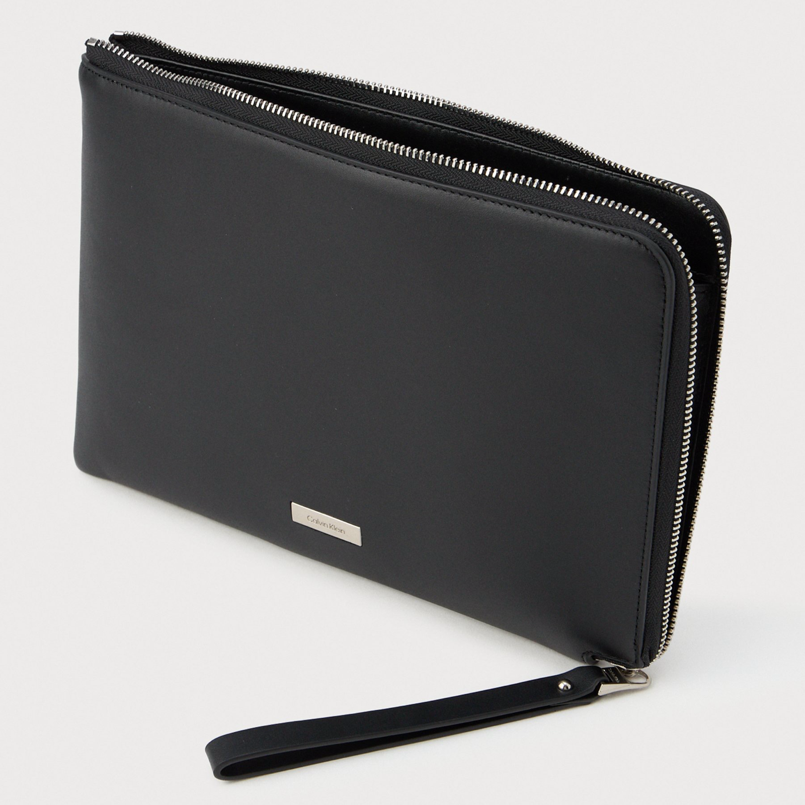 Мъжка клъч чанта Men’s clutch bag Calvin Klein
LV04D1110G UB1 angled view