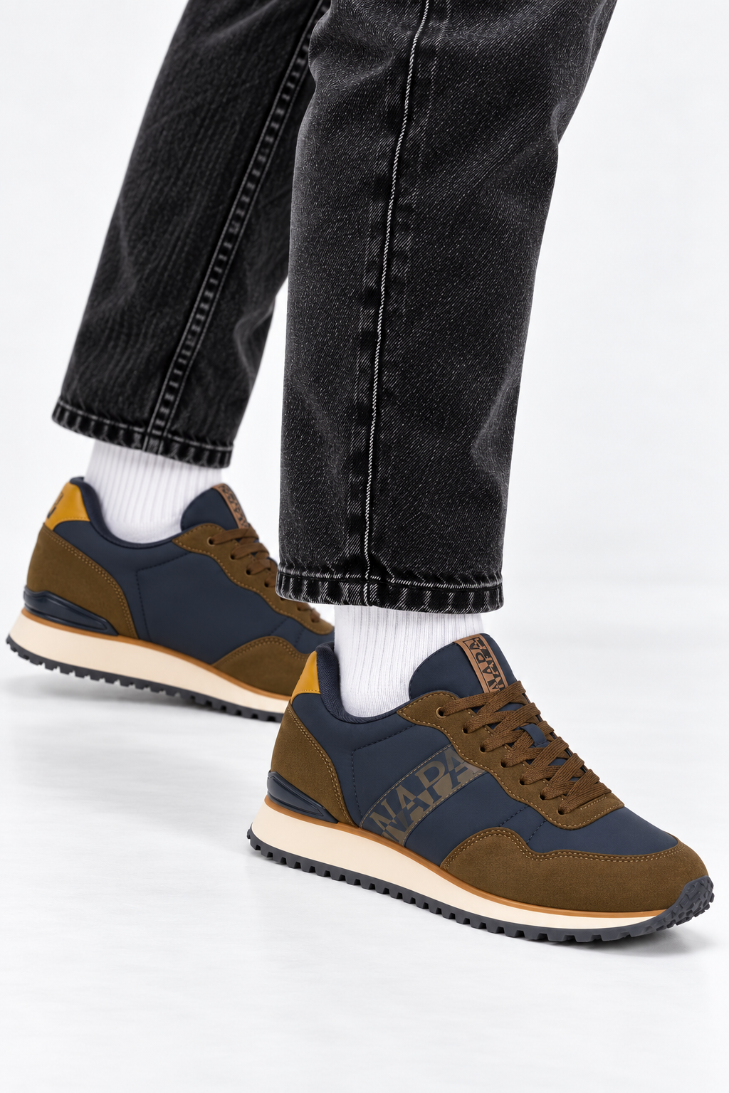 Мъжки кецове Men’s sneakers Napapijri Cosmos
NP0A88XV F5COSMOS01SYN W1B lifestyle view