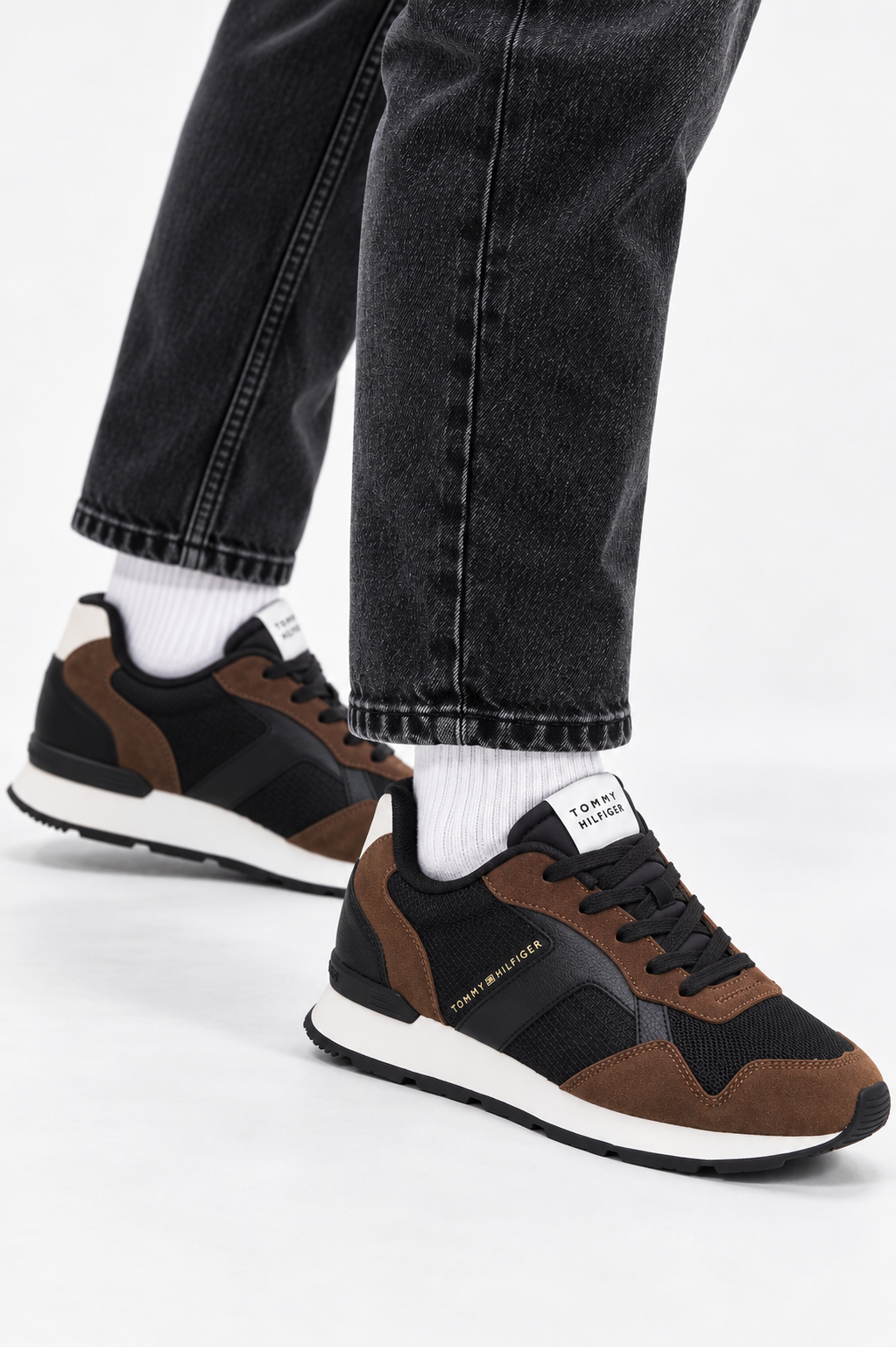 Мъжки кецове Men’s sneakers Tommy Hilfiger
FM0FM06001GV0 lifestyle view