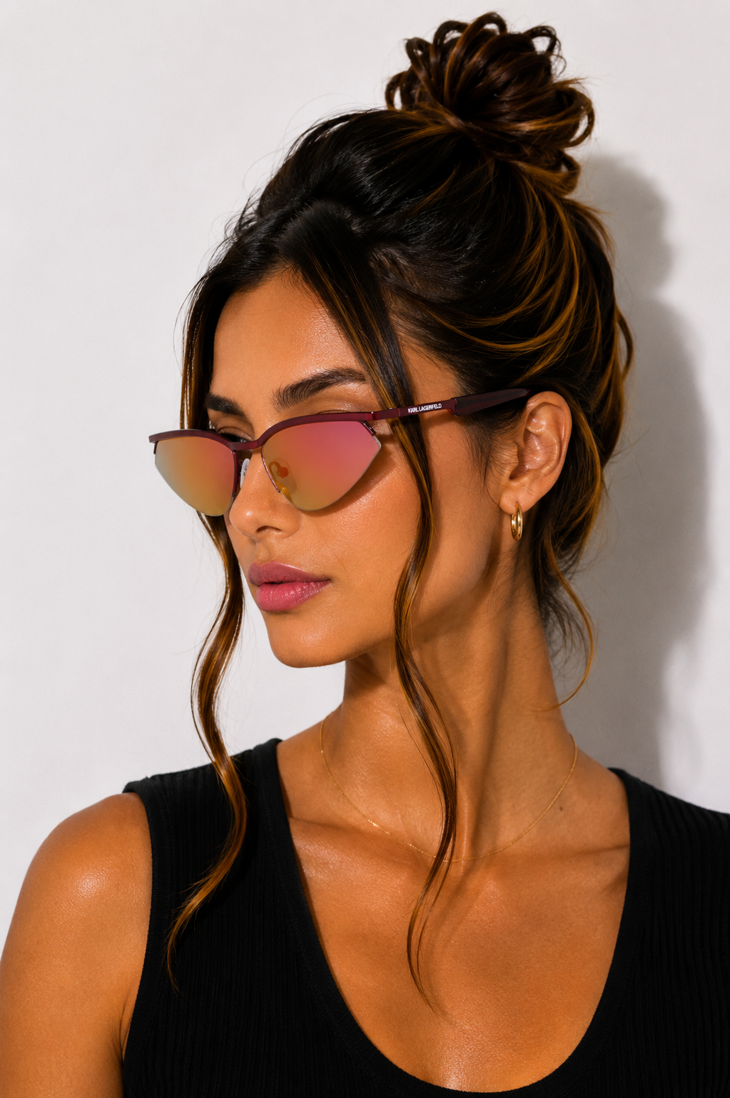 Слънчеви очила Unisex metal sunglasses KARL LAGERFELD KL352S 601 Burgundy lifestyle view 2