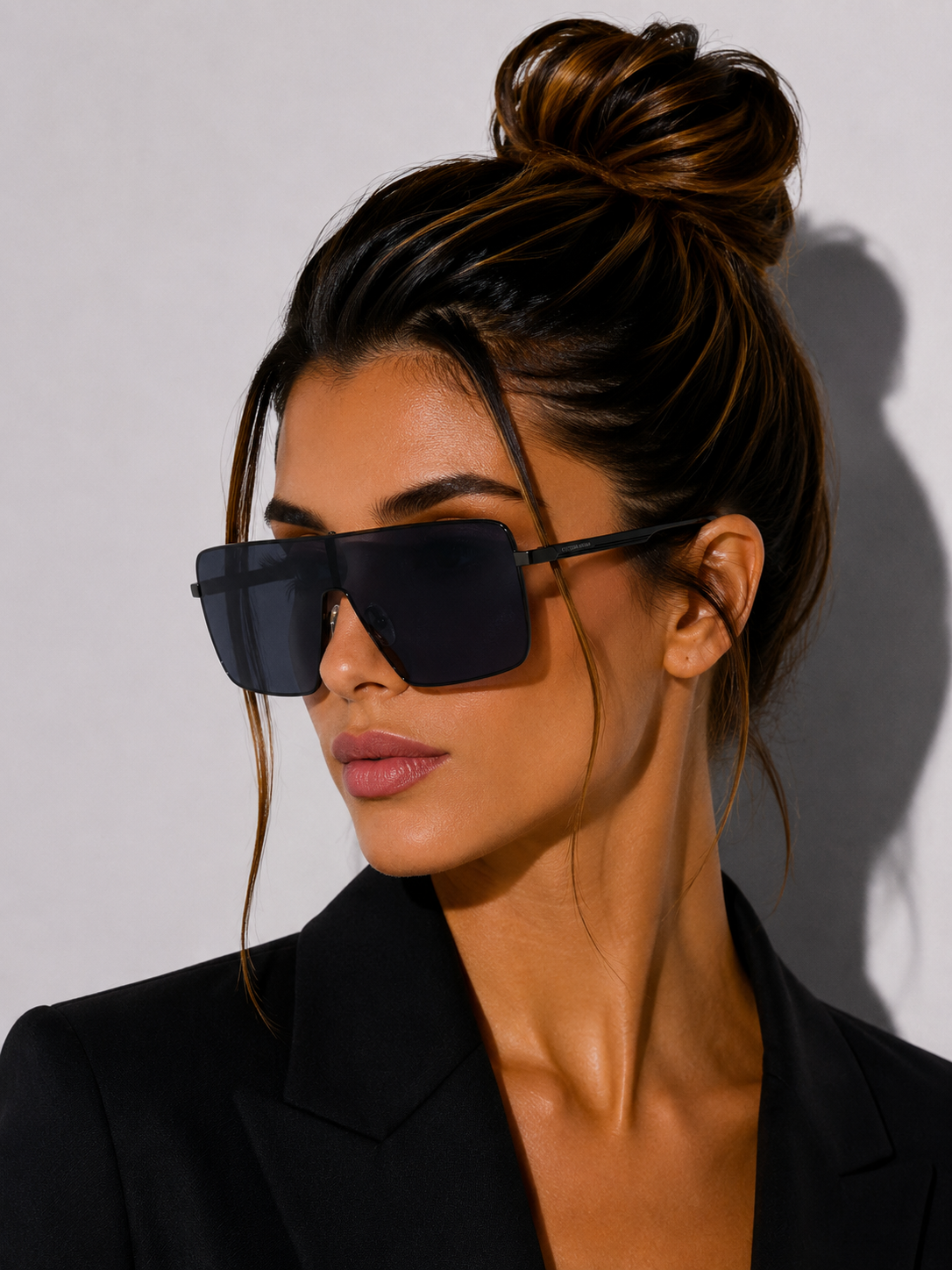 Дамски слънчеви очила Women’s metal sunglasses VICTORIA BECKHAM VB238S 041 Dark Ruthenium with Navy Lenses lifestyle view