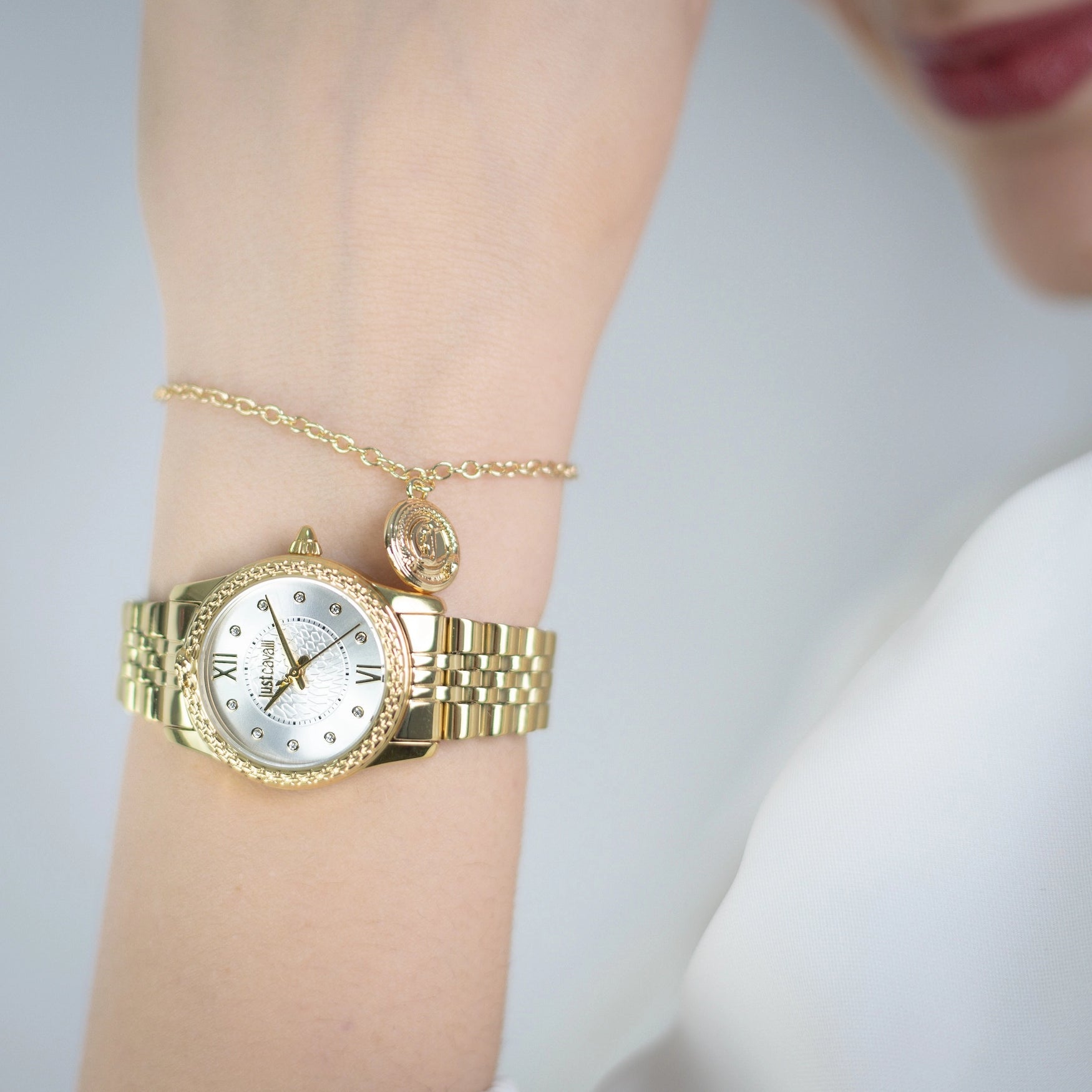 Дамски часовник Women’s set watch + bracelet Just Cavalli Sublime Animalier JC1L360M0055 Gold lifestyle view