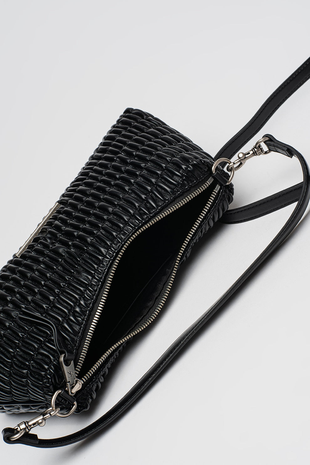 Дамска чанта за рамо Women’s shoulder bag Calvin Klein LV04K3088G UB1 inside view