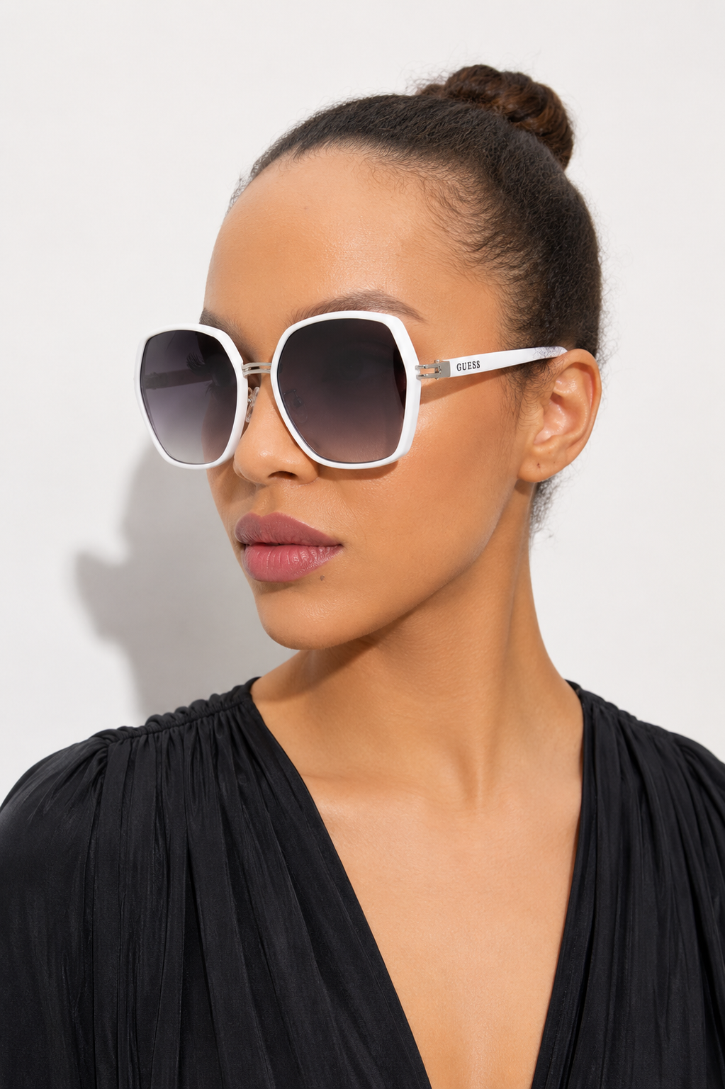 Дамски слънчеви очила Women’s sunglasses GUESS GF0407 21B White lifestyle view 1