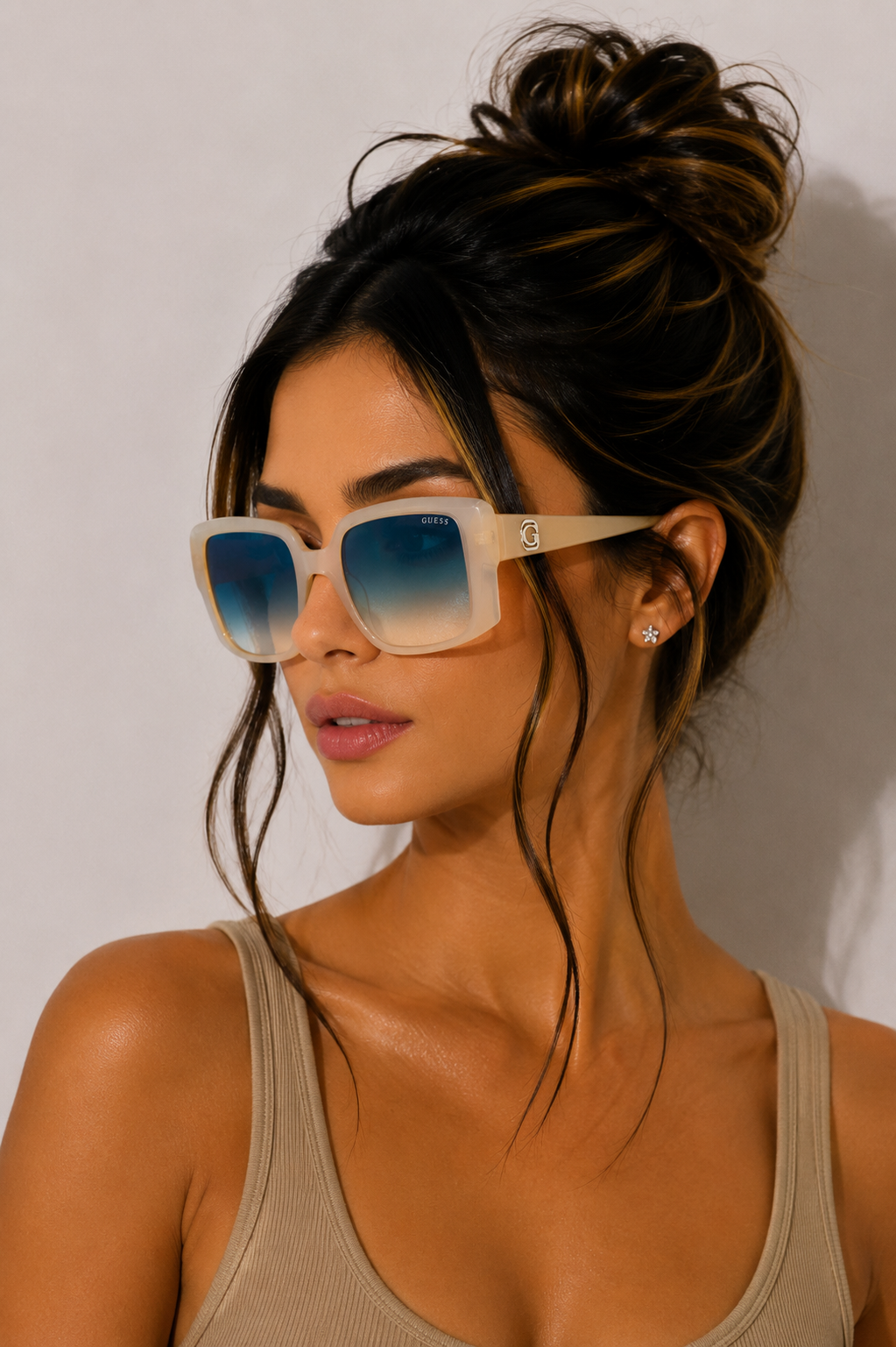 Дамски слънчеви очила Women’s sunglasses GUESS GU00097 25P Beige lifestyle view