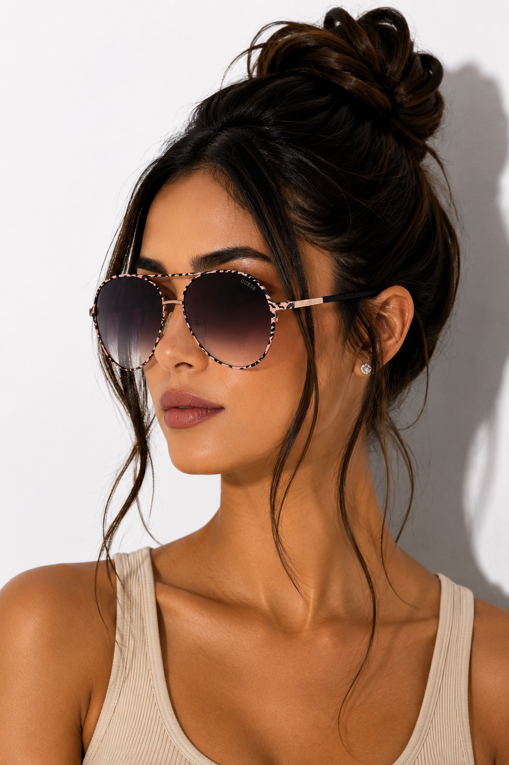 Дамски слънчеви очила Women’s sunglasses Guess GU7847 28B lifestyle view