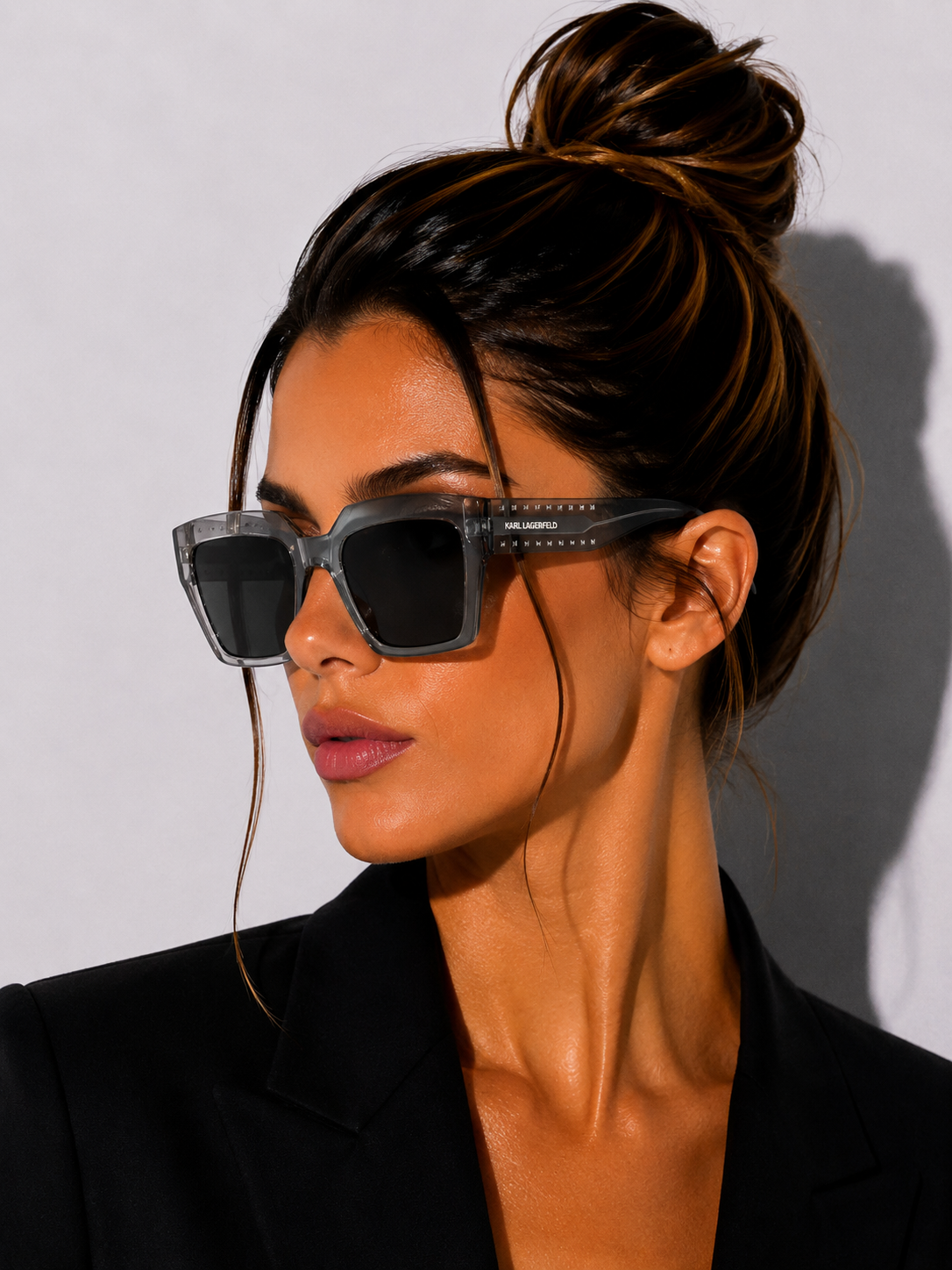 Дамски слънчеви очила Women’s sunglasses KARL LAGERFELD KL6181S 000 Transparent Gray lifestyle view