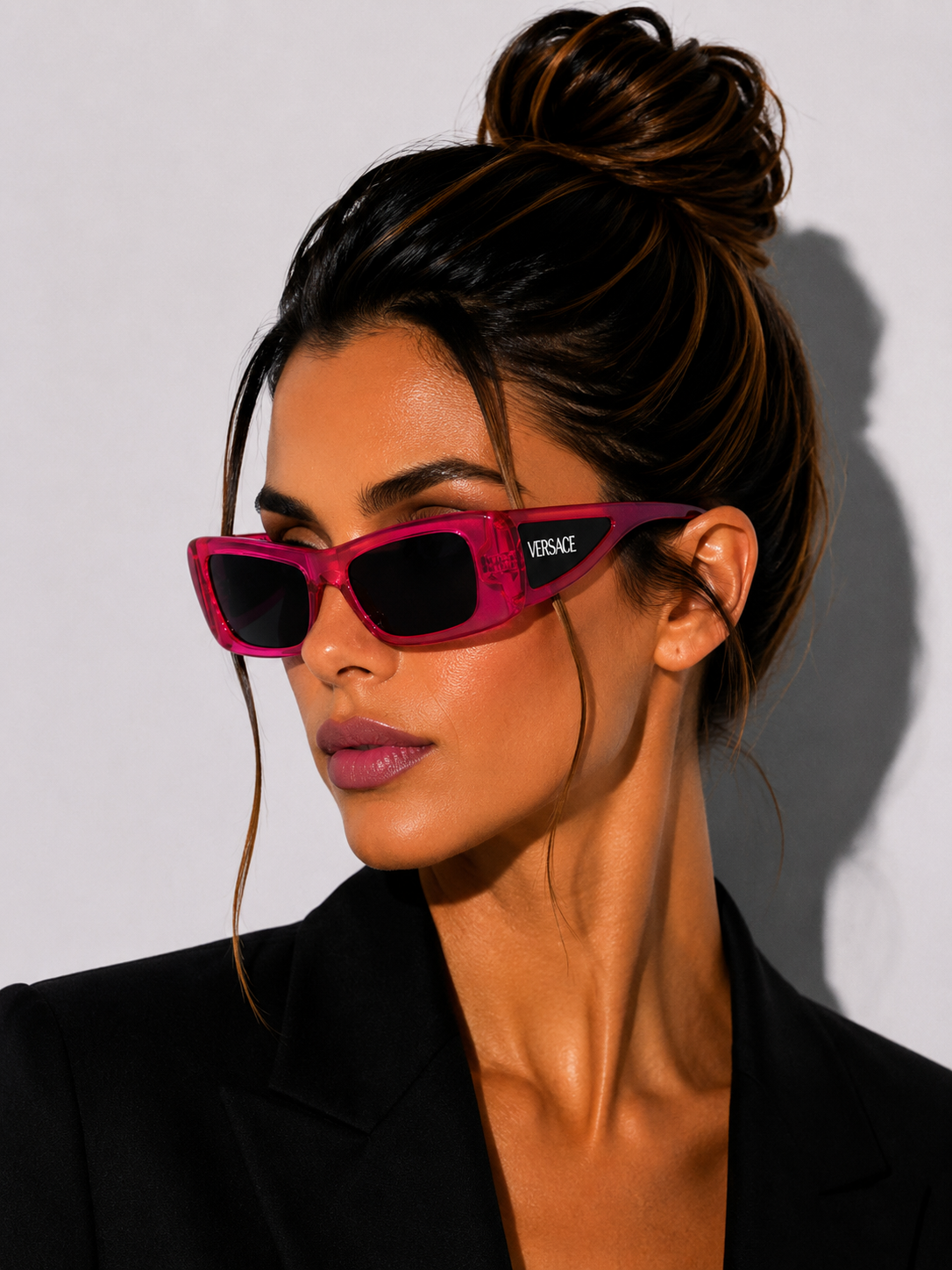 Дамски слънчеви очила Women’s sunglasses VERSACE VE4481 3487 Pink lifestyle view