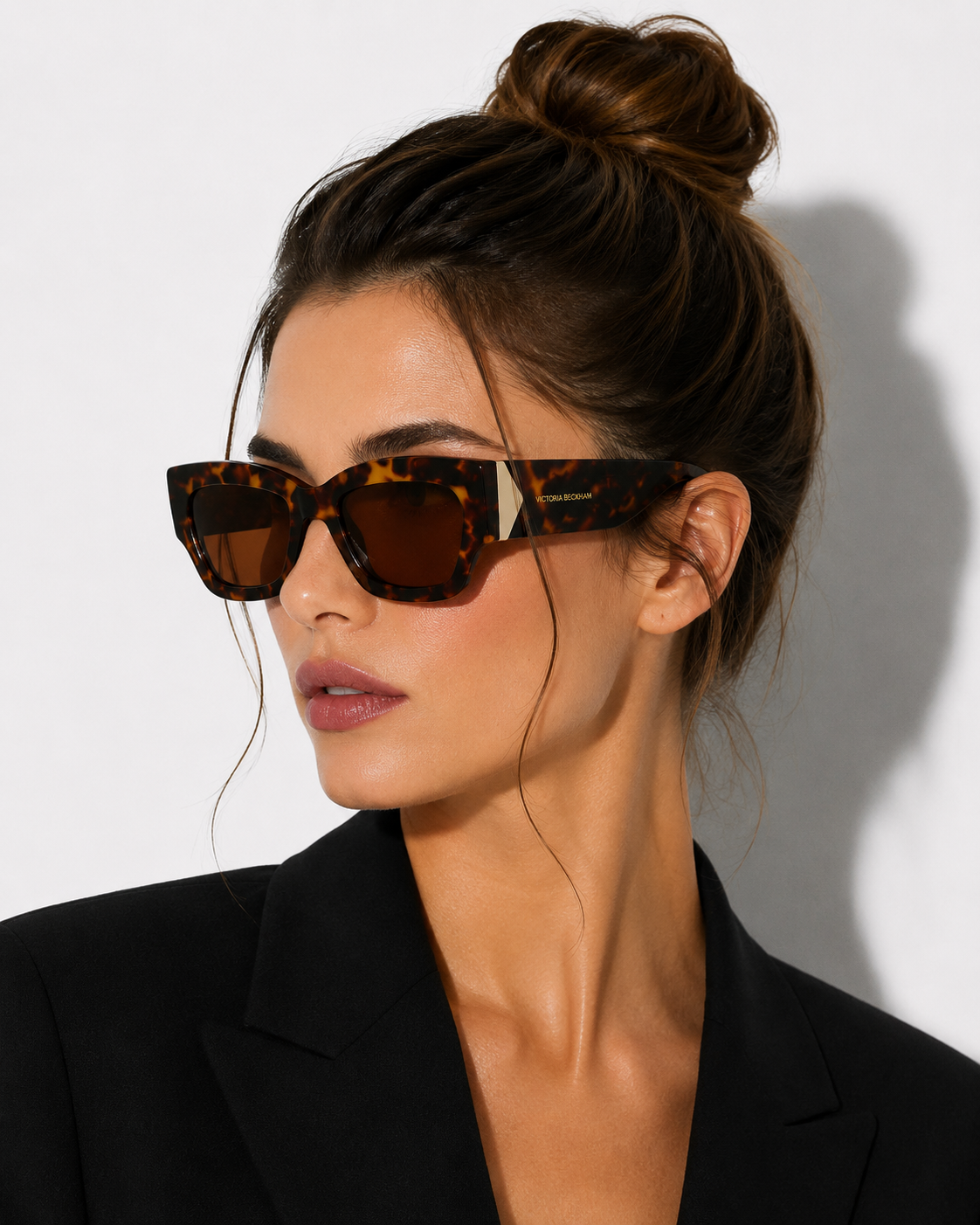 Дамски слънчеви очила Women’s sunglasses VICTORIA BECKHAM VB662S 234 Dark Havana lifestyle view
