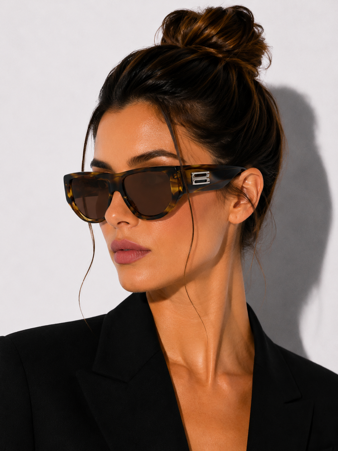 Дамски слънчеви очила Women’s sunglasses VICTORIA BECKHAM VB676S 318 Dark Havana lifestyle view