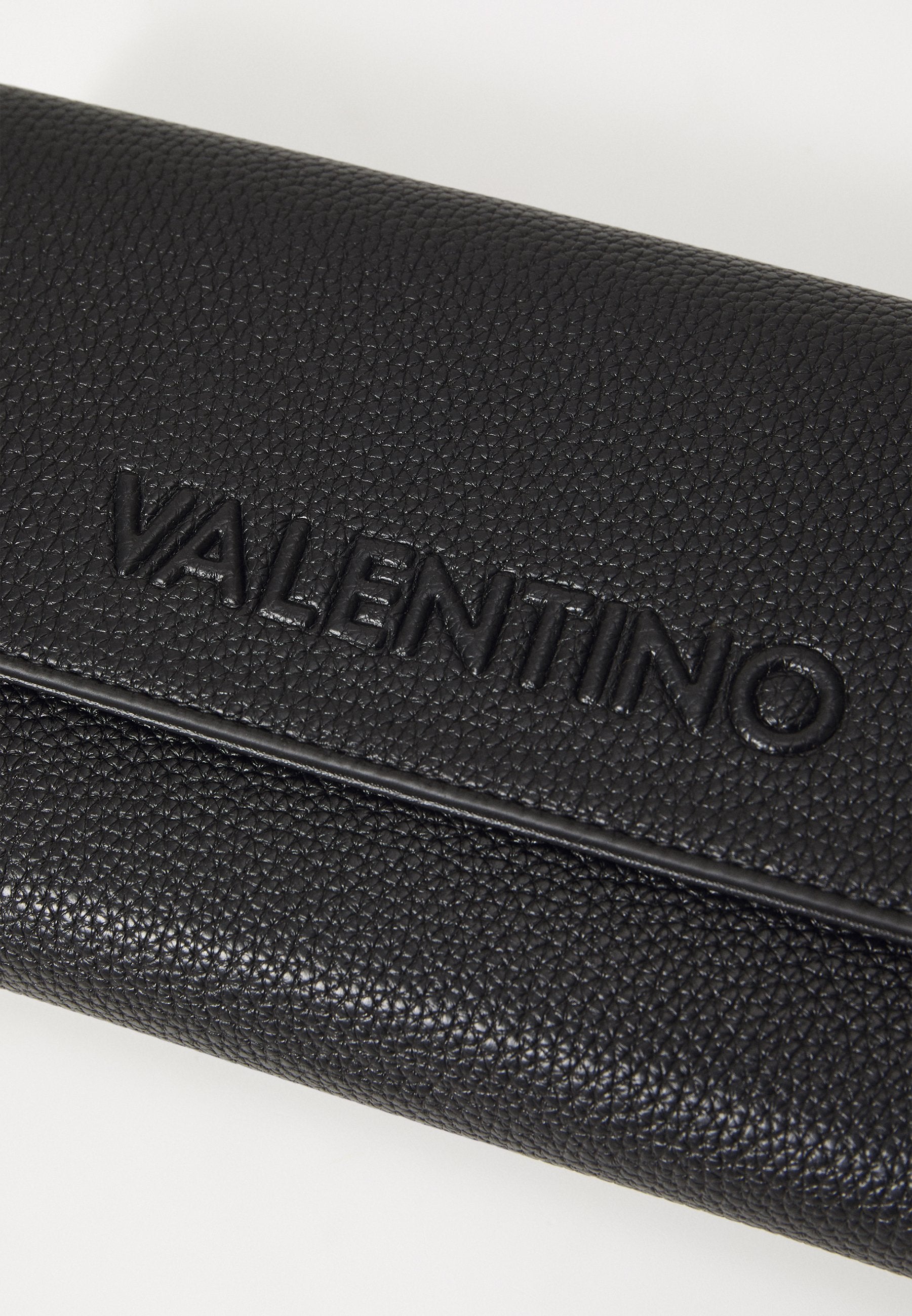 Дамско клъч портмоне Women’s wallet Valentino VPS8P9212 Rised Re close up view