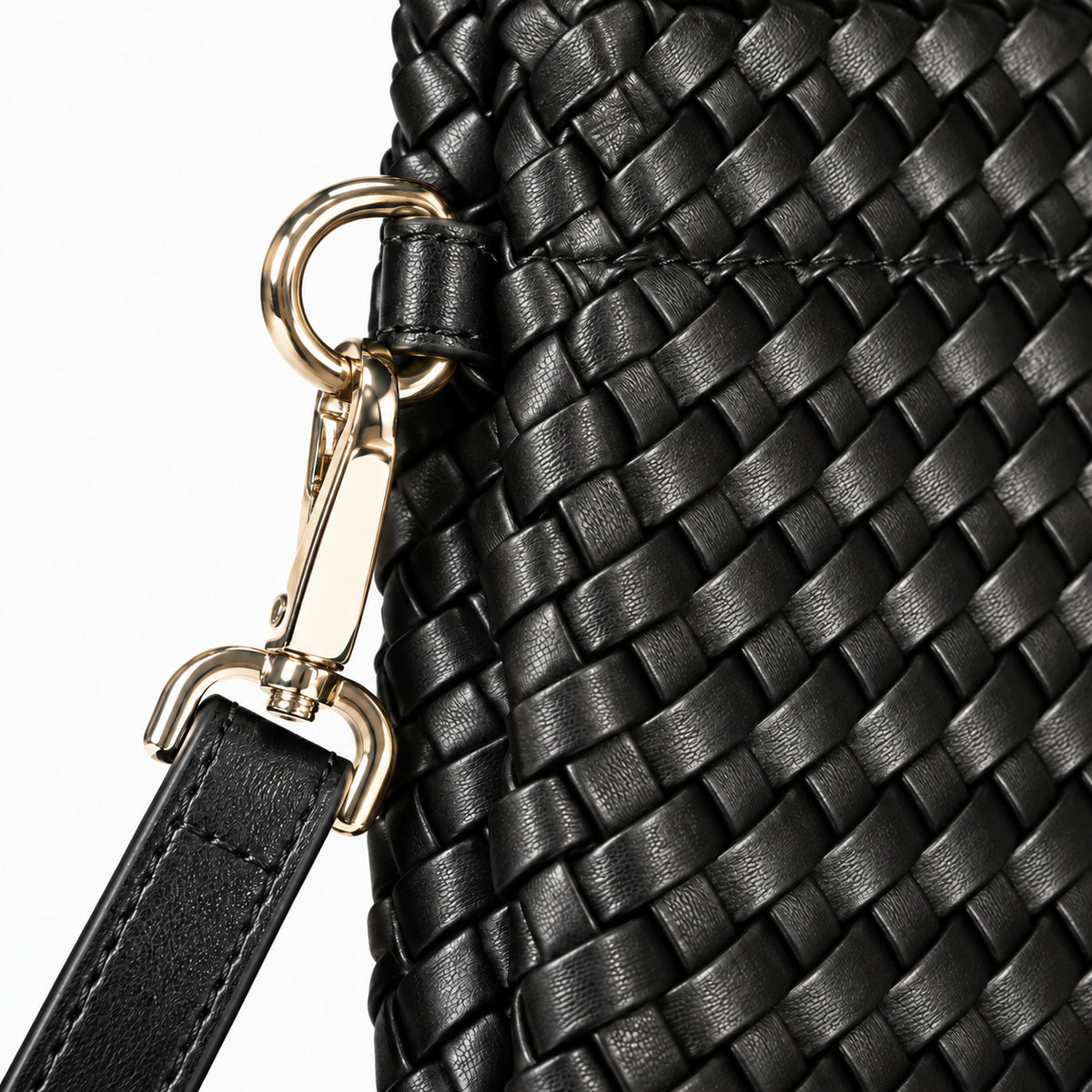 Women's crossbody bag Mario Valentino Shantel VBS8Y617 handle and hardware detail view