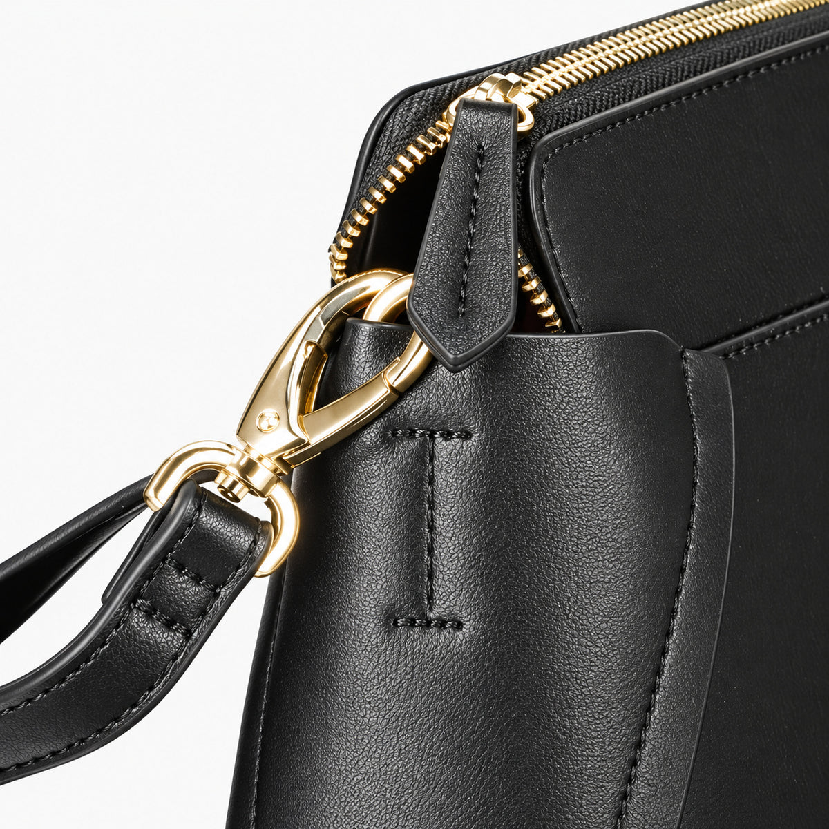 Women's crossbody bag Mario Valentino Sharon Re VBS8WE17 handle and hardware detail view